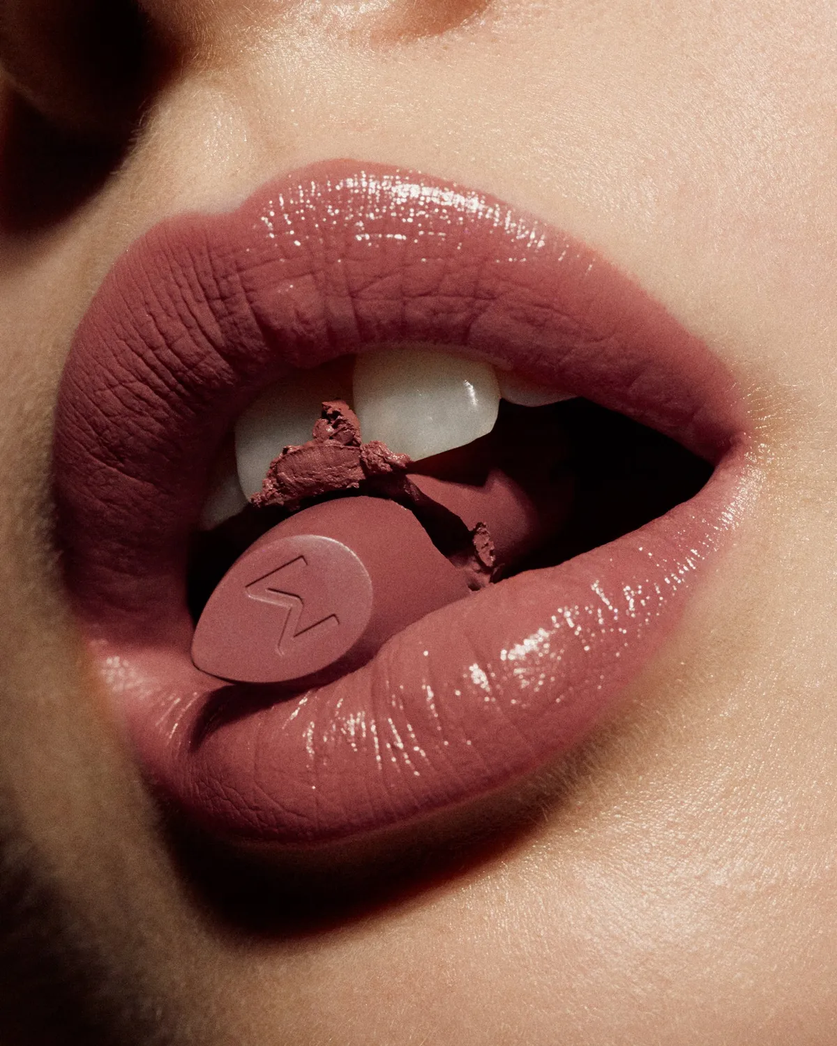 Mádara Satin Shine Flattery 501 rouge à lèvres 3,8 g satiné